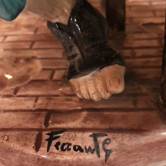 Vintage Derelect cardplayer collectible ceramic sculpture. - Picture 9 of 12